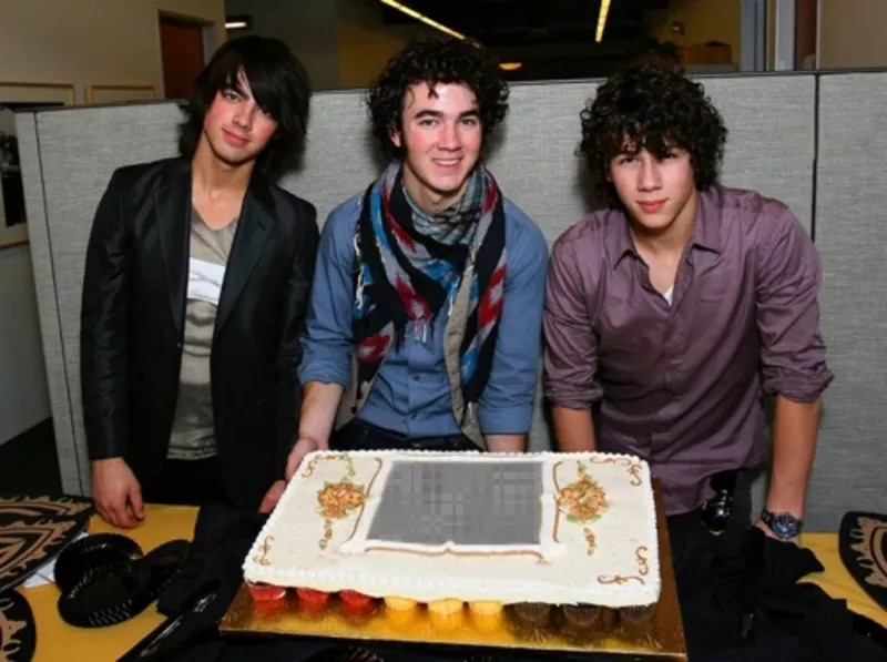 Log in to a feast of the Jonas Brothers in a special way. Photomontage in your photo is displayed in a pie after posing Kevin, Joe and Nick, the three brothers of the boy band members, bought by Disney..