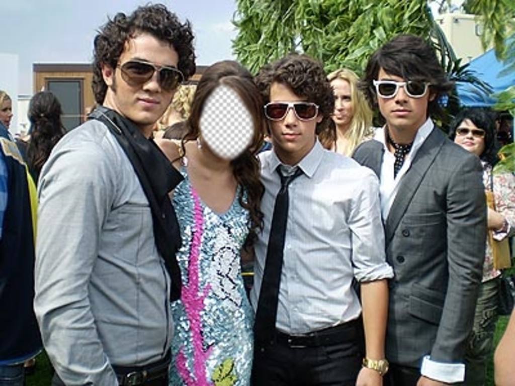 Be the girl who is with the Jonas Brothers by editing this effect online ..