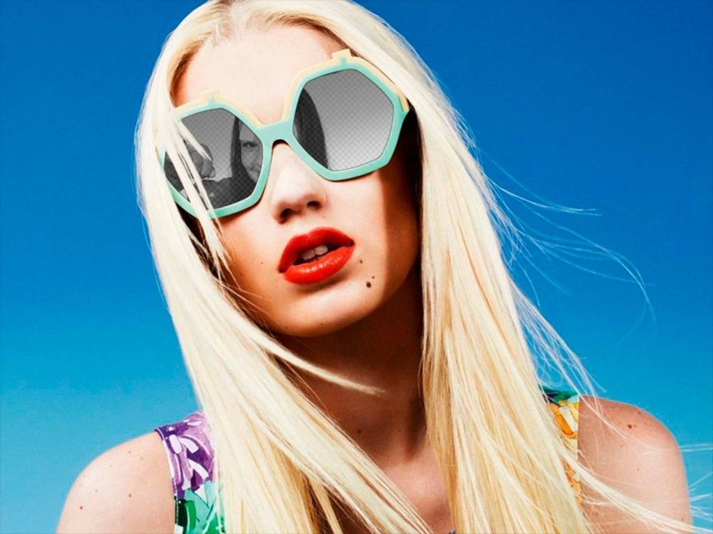 Photo frame with Iggy Azalea to put an image reflected in his glasses. ..