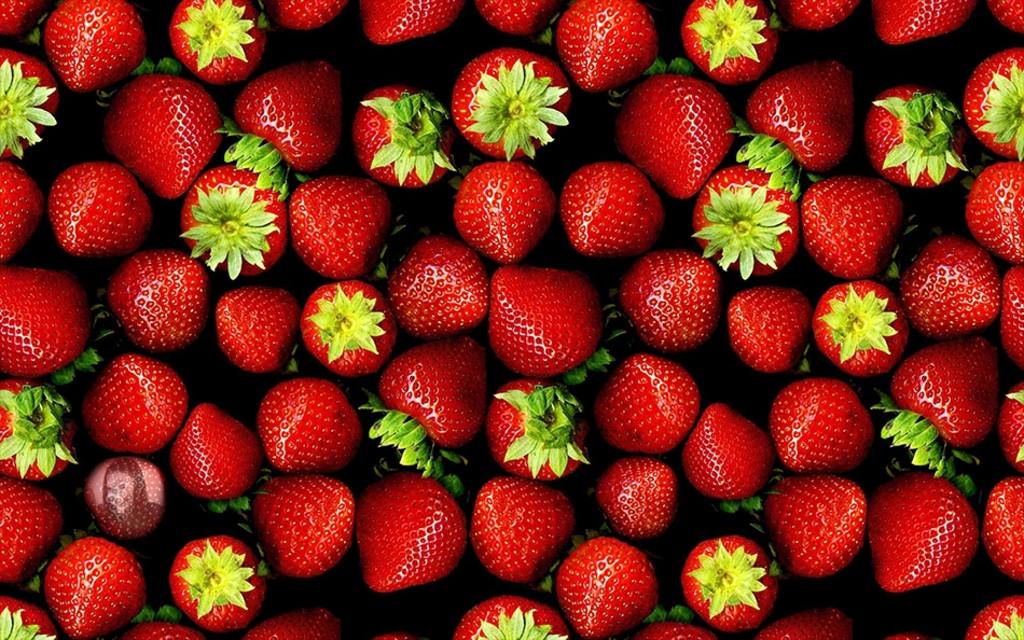 Photo game to put your picture in an image full of strawberries ..
